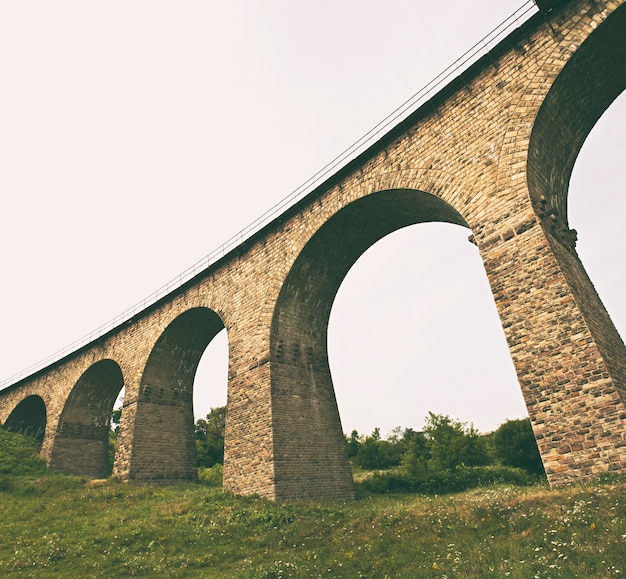 Het grote spoorviaduct van baksteen