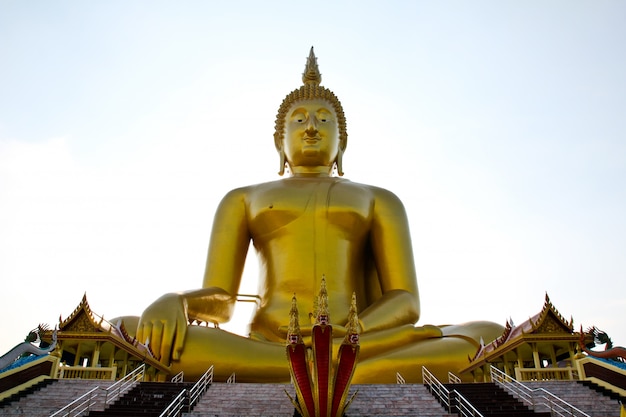 Het grote standbeeld van Boedha in muang Wat, Thailand.