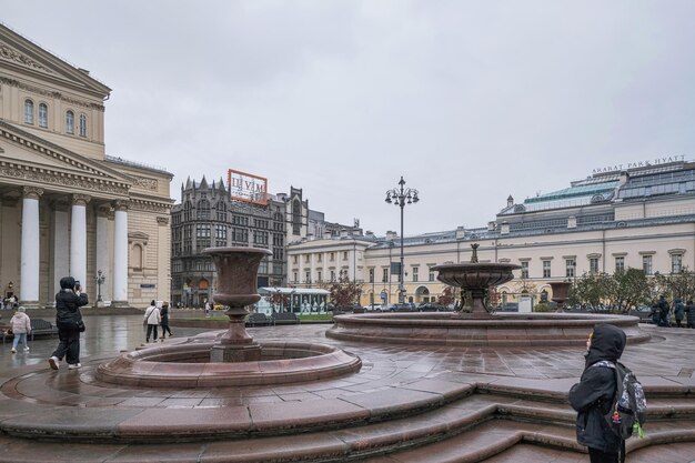 Het Grote Theater van Moskou in de herfst bij bewolkt weer gefotografeerd 11062023