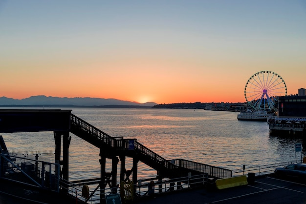 Het grote wiel van Seattle aan zee tegen een heldere lucht bij zonsondergang