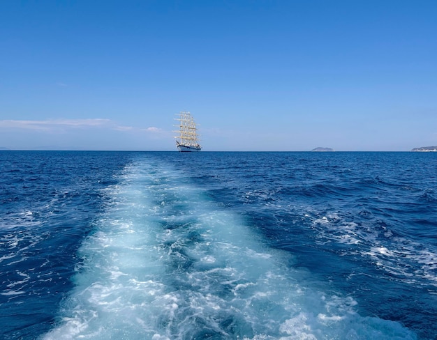 Het grote zeilschip op de Middellandse Zee