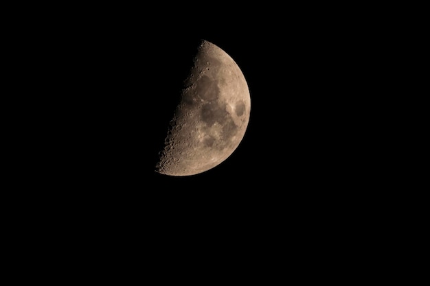 Foto het halfrond van de maan met een zichtbaar oppervlak en prachtige kraters aan de nachtelijke hemel