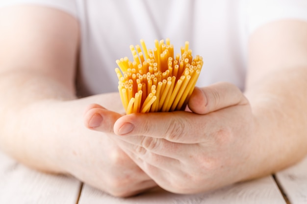 Het handhoogtepunt van ruwe droge spaghetti, sluit omhoog mening