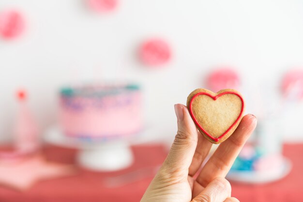 Het hart dichte omhooggaand van koekjes voor partij