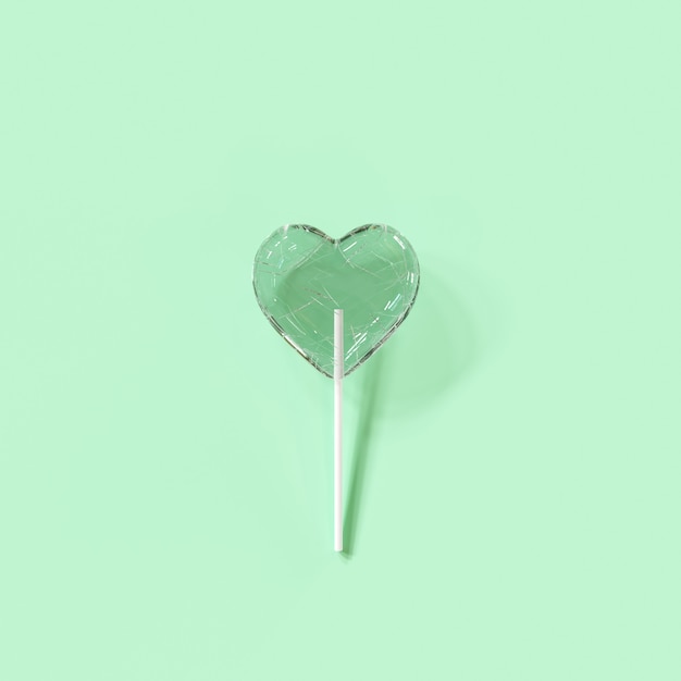 Het hart van het barstensuikergoed op groene kleurenachtergrond. minimale valentijn conceptideeën. 3d render