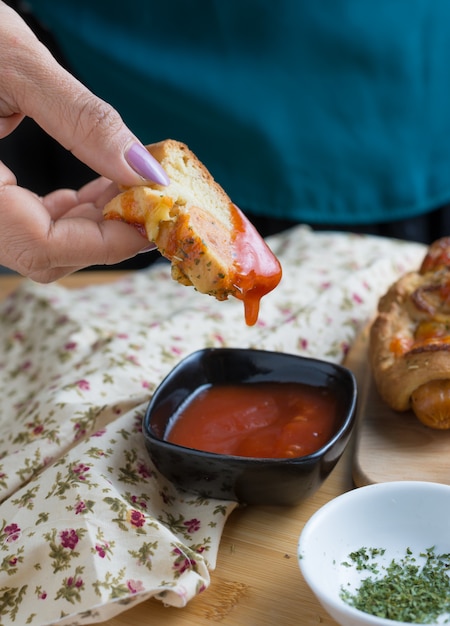 Het hartige brood onderdompelen in ketchup