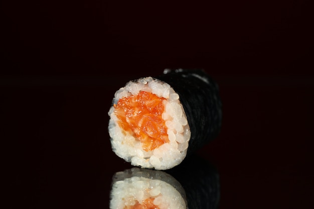 Het heerlijke sushibroodje op spiegel, sluit omhoog. japans eten