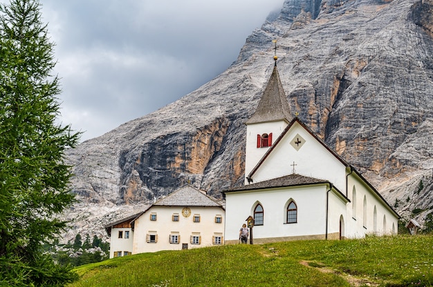 Het heiligdom van Santa Croce onder Sas dla Crusc, in de Dolomieten van Val Badia, Italië