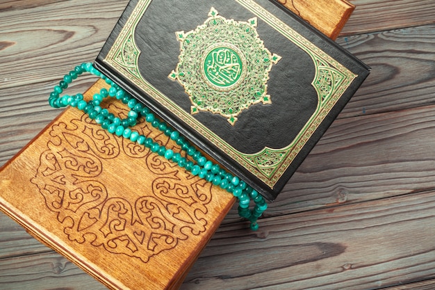 Het heilige boek van de Koran op de standaard