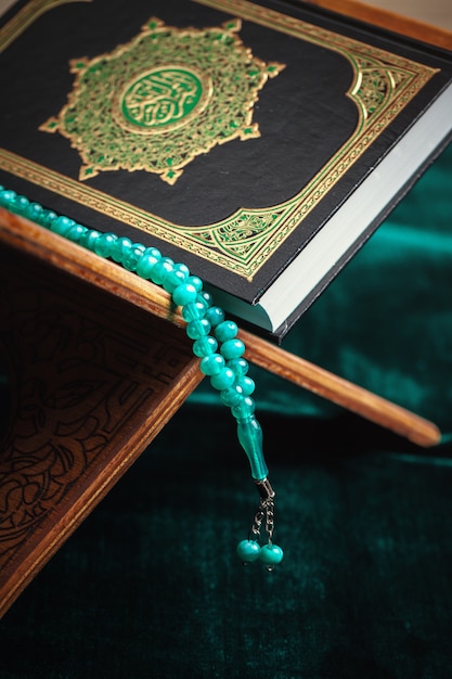 Het heilige boek van de Koran op de standaard