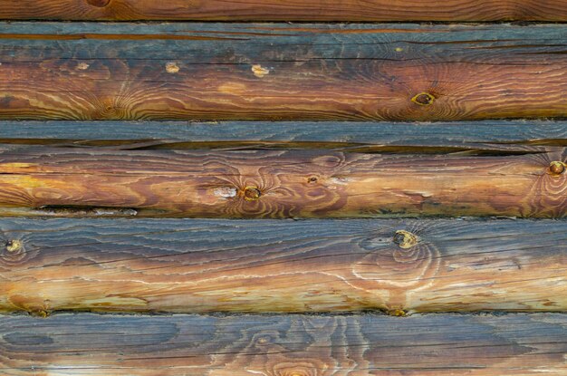 Het hek is gemaakt van oude horizontale planken.