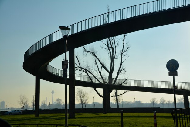 Foto het hek op het grasveld tegen een heldere lucht.