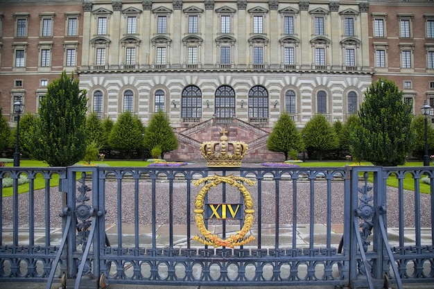 Het hek van het Koninklijk Paleis met kroon in Stockholm, Zweden