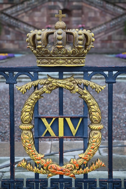 Het hek van het Koninklijk Paleis met kroon in Stockholm, Zweden