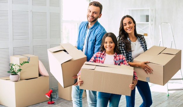 Het hele gezin kijkt ernaar uit om hun nieuwe huis te versieren en in te richten met de items in de dozen die ze gaan uitpakken