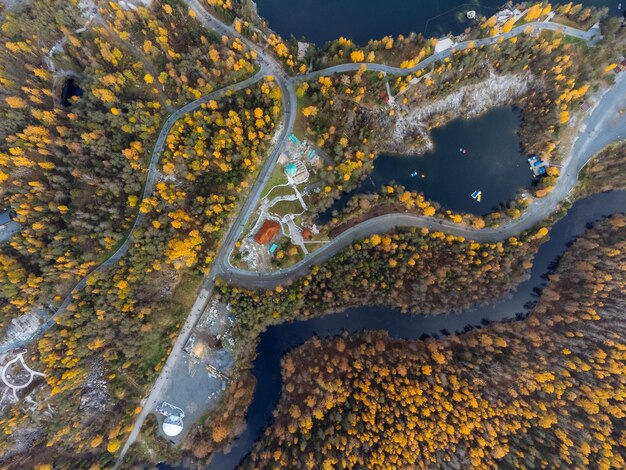 Het herfstbos en de meren van bovenaf Het uitzicht op het Ruskeala-park vanaf de drone