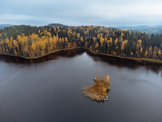 Het herfstbos en de meren van bovenaf Het uitzicht op het Ruskeala-park vanaf de drone