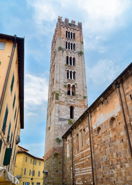 Het historische centrum van Lucca en de middeleeuwse Toscaanse kathedraalklokkentoren Italië