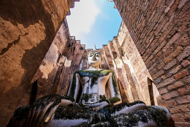 Het historische park Sukhothai Wat Si Chum in Thailand