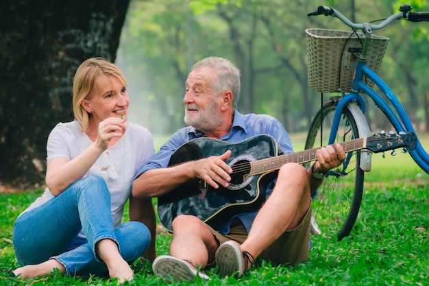 Het hogere paar ontspant levensstijl in het park