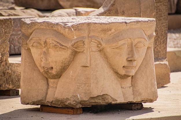 Het hoofd van de godin Hathor. Egypte, Dendera, de oude Egyptische tempel van Dendera of Hathor Temple.