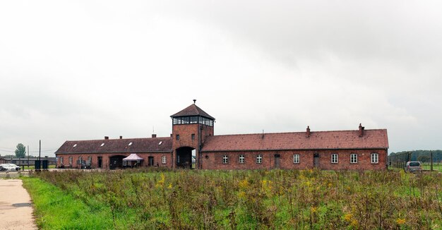 Het hoofdgebouw van de toegangspoort van het vernietigingskamp Auschwitz-Birkenau