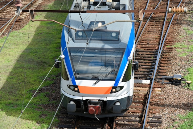 Het hoofdrijtuig van een moderne trein op het spoor.