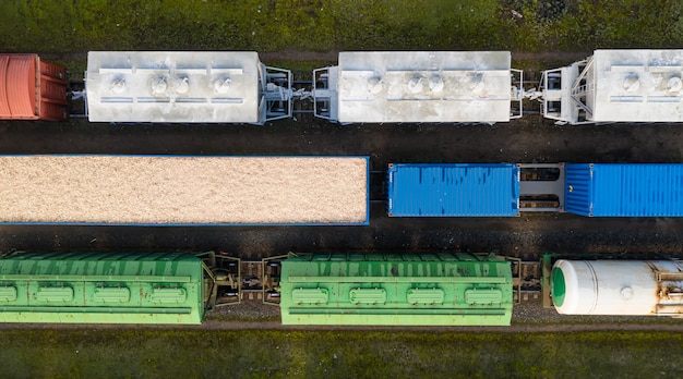 Het hoogste uitzicht van treinwagons van een hommel