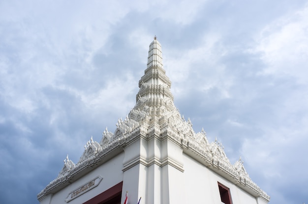 Het hoogtepunt van witte Boeddhistische pagode in tempel in Bangkok, Thailand