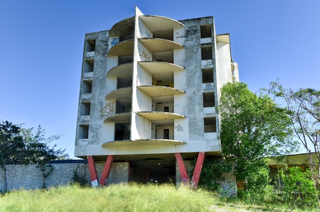 Het Hotel Ponce Intercontinental is een verlaten hotel met een nog bestaande structuur De structuur en wat het ooit was wordt beschouwd als een historisch monument en een nationaal icoon in de stad Ponce