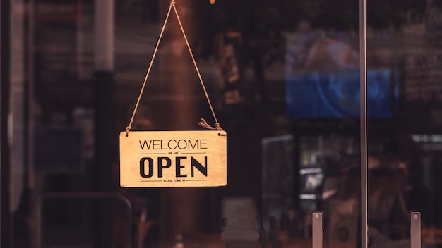 Het houten tekenraad hangen op deur van koffierestaurant