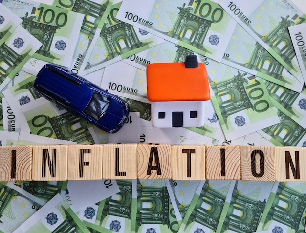 Foto het huis van de inflatiemachine en eurobankbiljettenclose-up