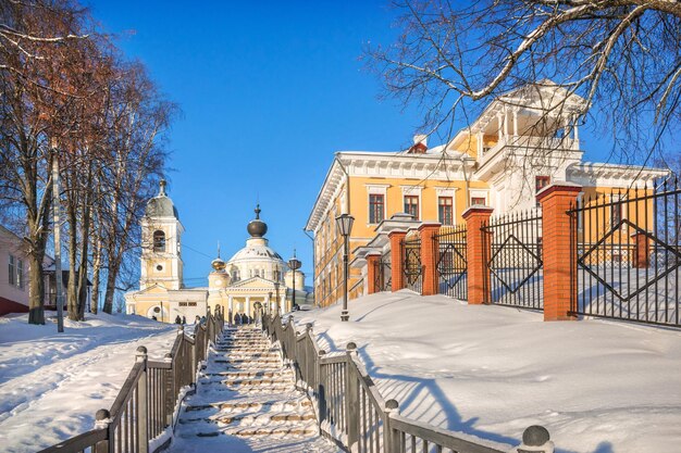 Het huis van de koopman en burgemeester Chistov en de Nikolskaya-straat van de Hemelvaartkathedraal in de stad Myshkin Yaroslavl