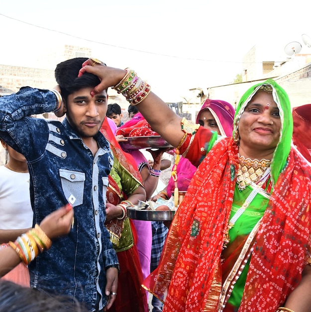 Foto het huwelijksmoment van de indiase cultuur heet tilak.