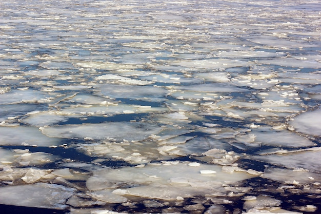 Het ijs op het oppervlak van de waterclose-up. Voorjaarsvakantie op de rivier of het meer.