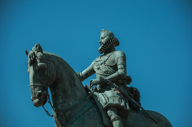 Het imposante bronzen ruiterbeeld van koning Filips III op de Plaza Mayor in de Spaanse hoofdstad Madrid