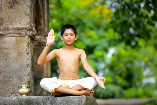 Het Indiase priester kind doet meditatie