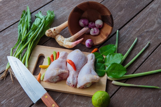 Het ingrediënt Northern Style Spicy Chicken Soup (Tom Yum Gai)