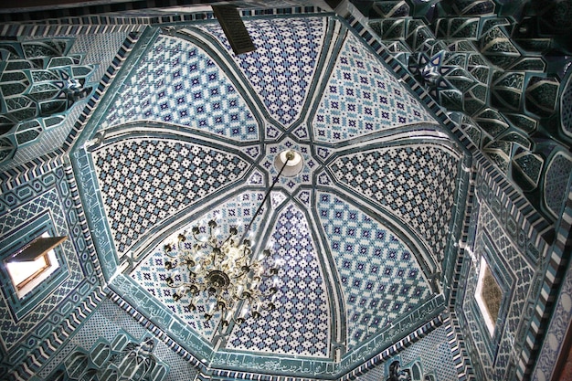 Het interieur en de koepels van de graven van het ShakhiZinda-complex in Samarkand in Oezbekistan Toeristisch concept 29042019