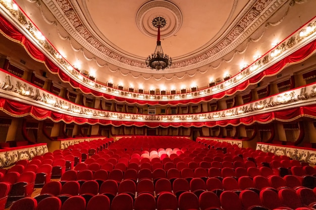 Het interieur van Central Golden Hall in leeg theater met rode stoelen en balkon Luxe theaterzaal in klassieke barokstijl