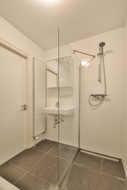 Het interieur van de badkamer van een modern huis met een douche en wastafel