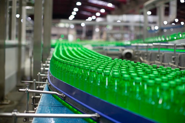 Het interieur van de drankfabriek Transportband stroomt met flessen groen voor water