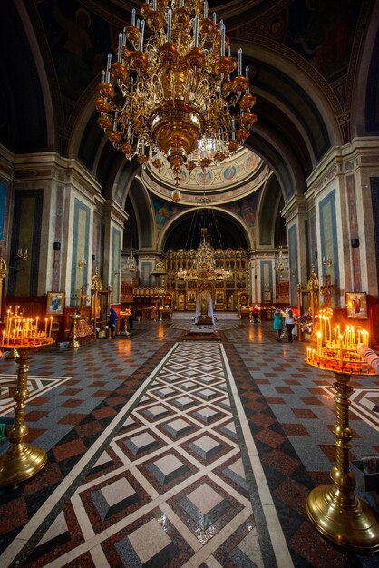 Het interieur van de kathedraal van de Heilige Geest in de stad Chernivtsi, Oekraïne