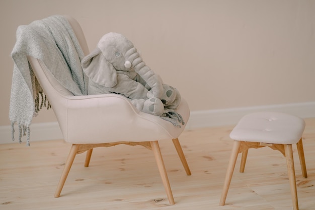 Het interieur van de kinderkamer in beige tinten en boho-stijl