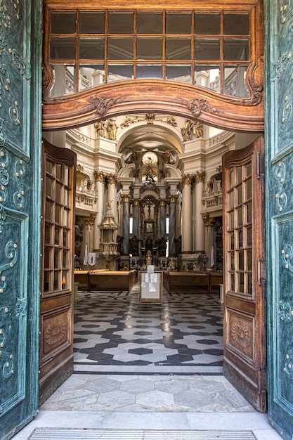 Het interieur van de oude kerk met gouden lijstwerk