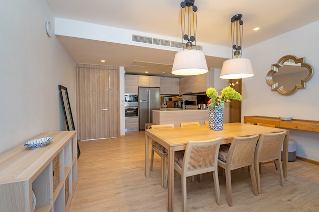 Het interieur van de villa, het huis, het huis, het appartement en het appartement is voorzien van een houten eettafel, een eetkamerstoel en een kitchenette