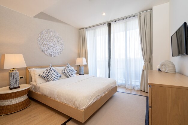 Het interieur van de villa, het huis, het huis, het appartement en het appartement is voorzien van een kingsize bed in een moderne slaapkamer