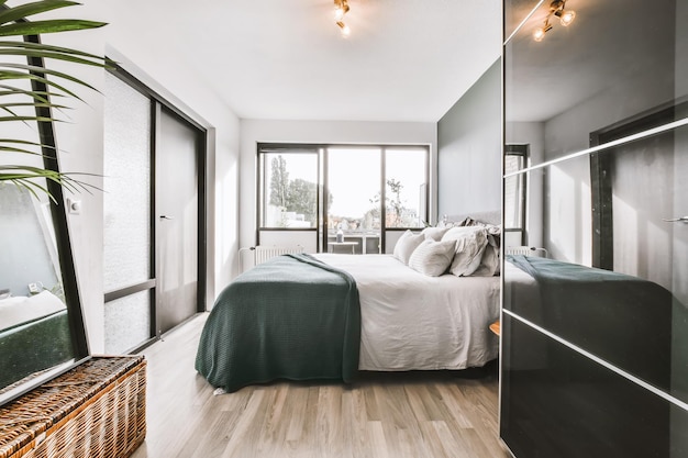 Het interieur van een charmante slaapkamer in een minimalistische stijl