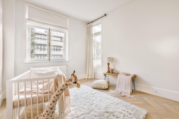 Het interieur van een kinderkamer met een kinderbedje en bijpassende designs in een modern huis