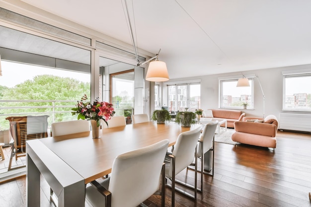 Het interieur van een prachtige eetkamer met witte stoelen